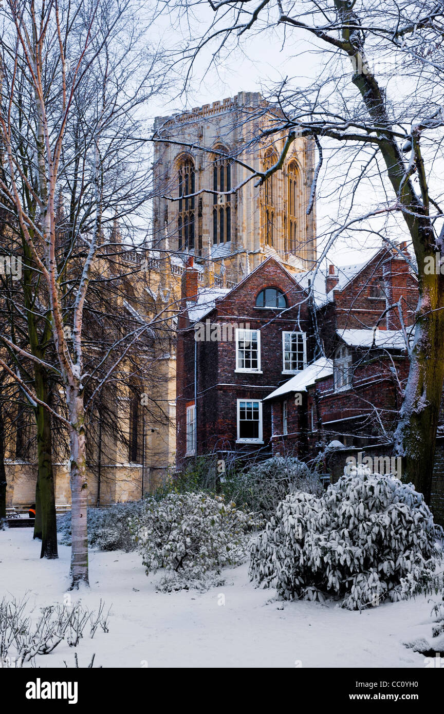 York Minster im Schnee vom Duncombe Place aus gesehen Garten der Erinnerung. York. Stockfoto