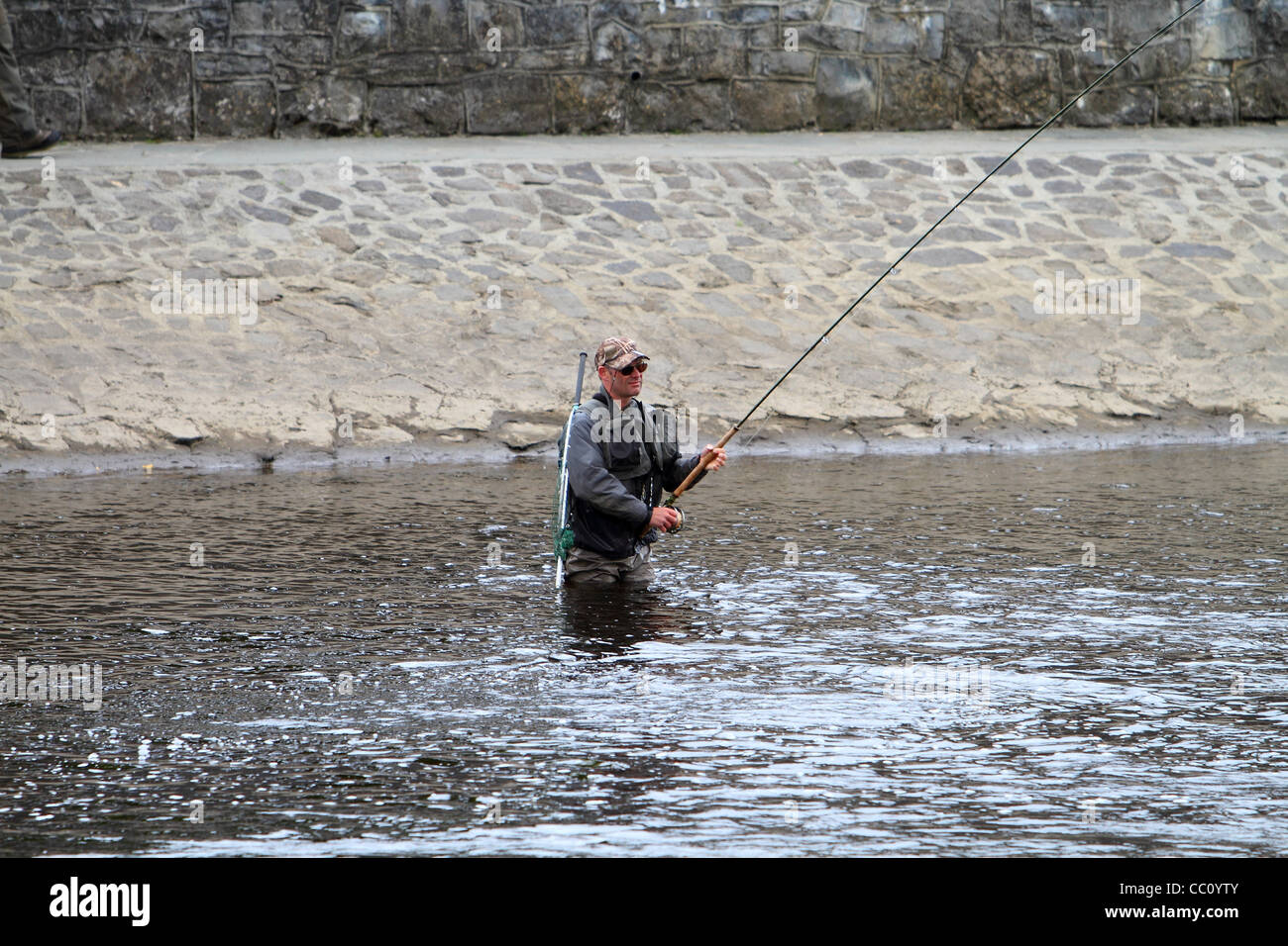 Mann-Fliegenfischen in den River Moy. Ballina. Co. Mayo Stockfoto