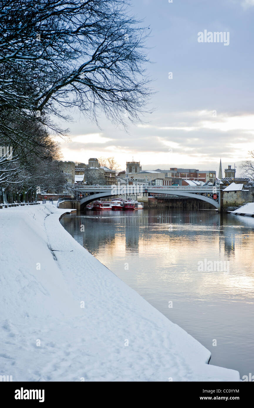 Lendal Brücke von einem schneebedeckten Dame Judi Dench Walk in York aus gesehen. Stockfoto