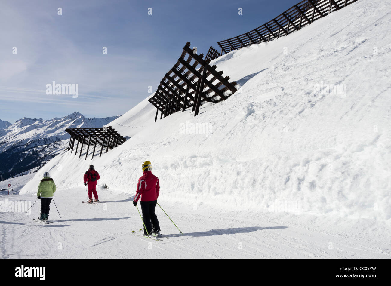 Menschen Skifahren unter Schnee Leiteinrichtungen über Piste Skipiste Skifahrer Schützen von Lawinengefahr in St. Anton am Arlberg Tirol Österreich Stockfoto