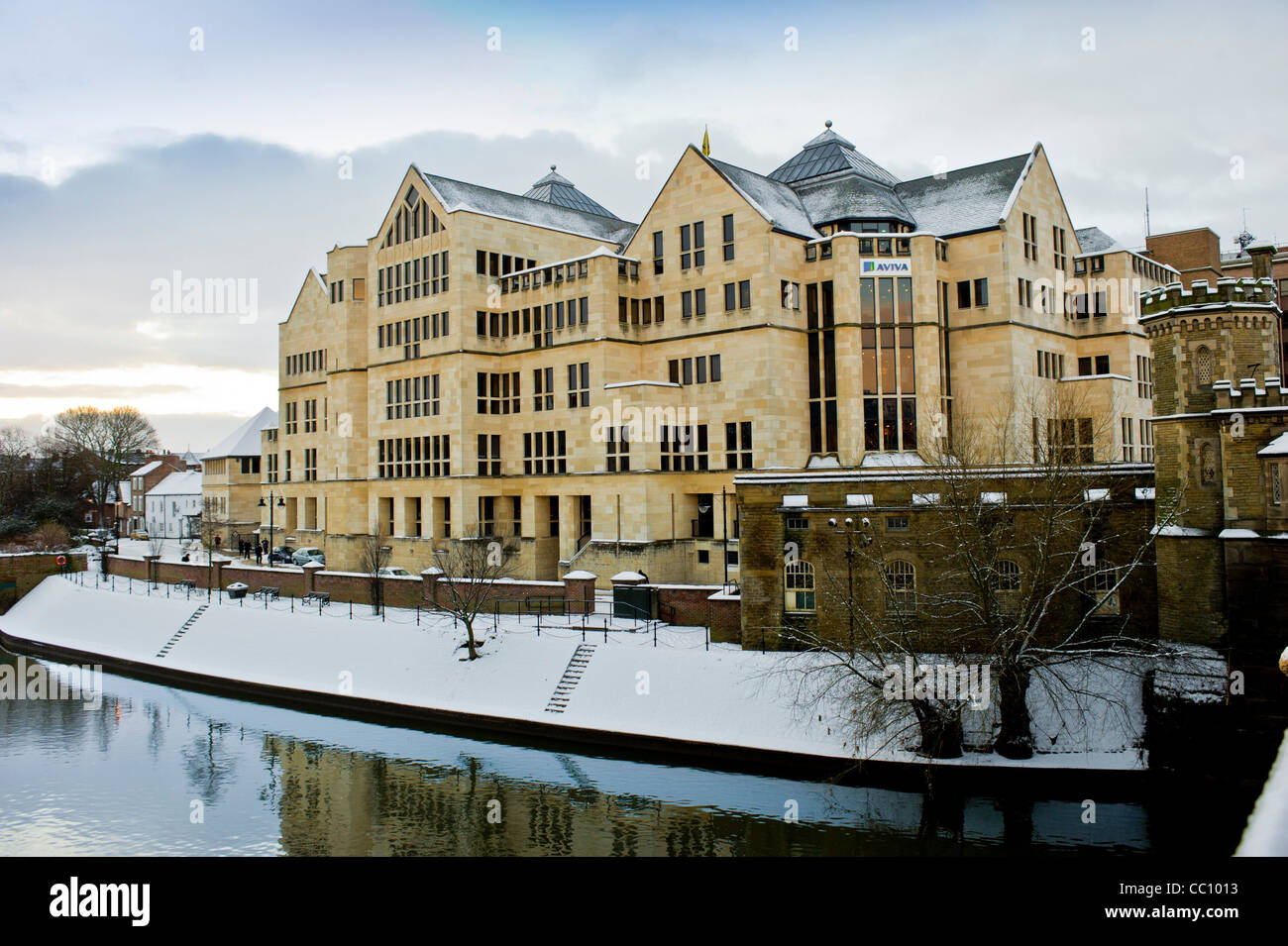 Aviva Gebäude in York mit Blick auf den Fluss Ouse nach Schnee. Stockfoto