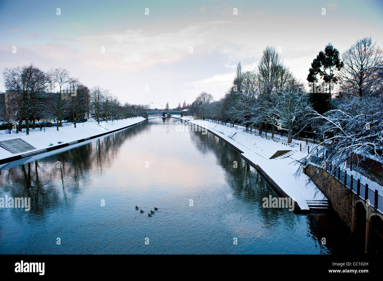 Fluss Ouse im Winter von der Lendal Bridge, York Stockfoto