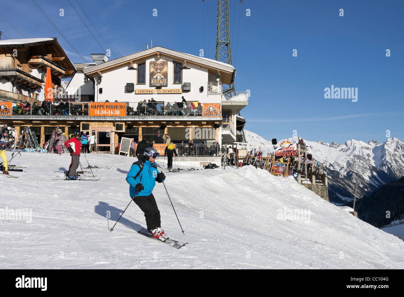 Die Wasserhähne Kojoten und Krazy Kanguruh Après-Ski-Bars mit Skifahrer auf schneebedeckte Pisten in Österreichische Alpen in St Anton Tyrol Österreich Skifahren. Stockfoto