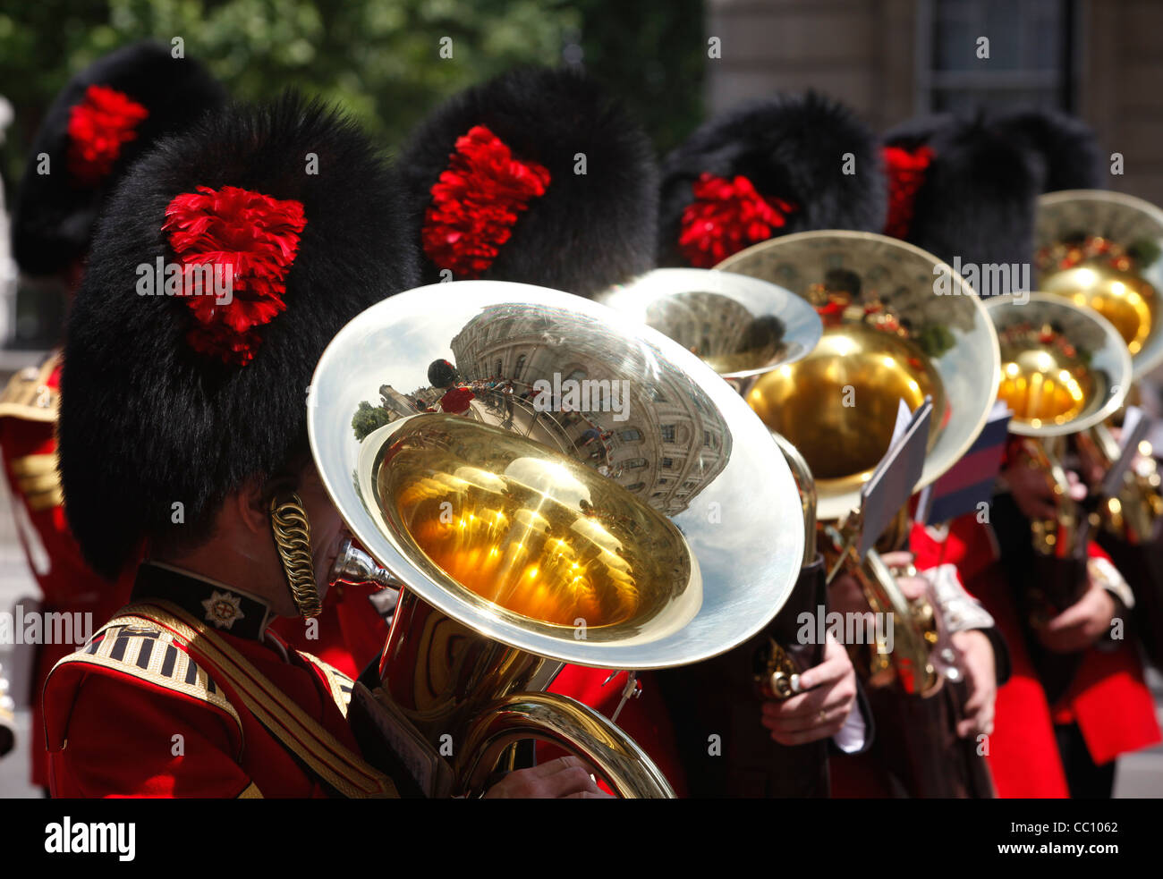 Militärkapelle tragen Bärenfellmützen an Veteranen Tag in London, England Stockfoto