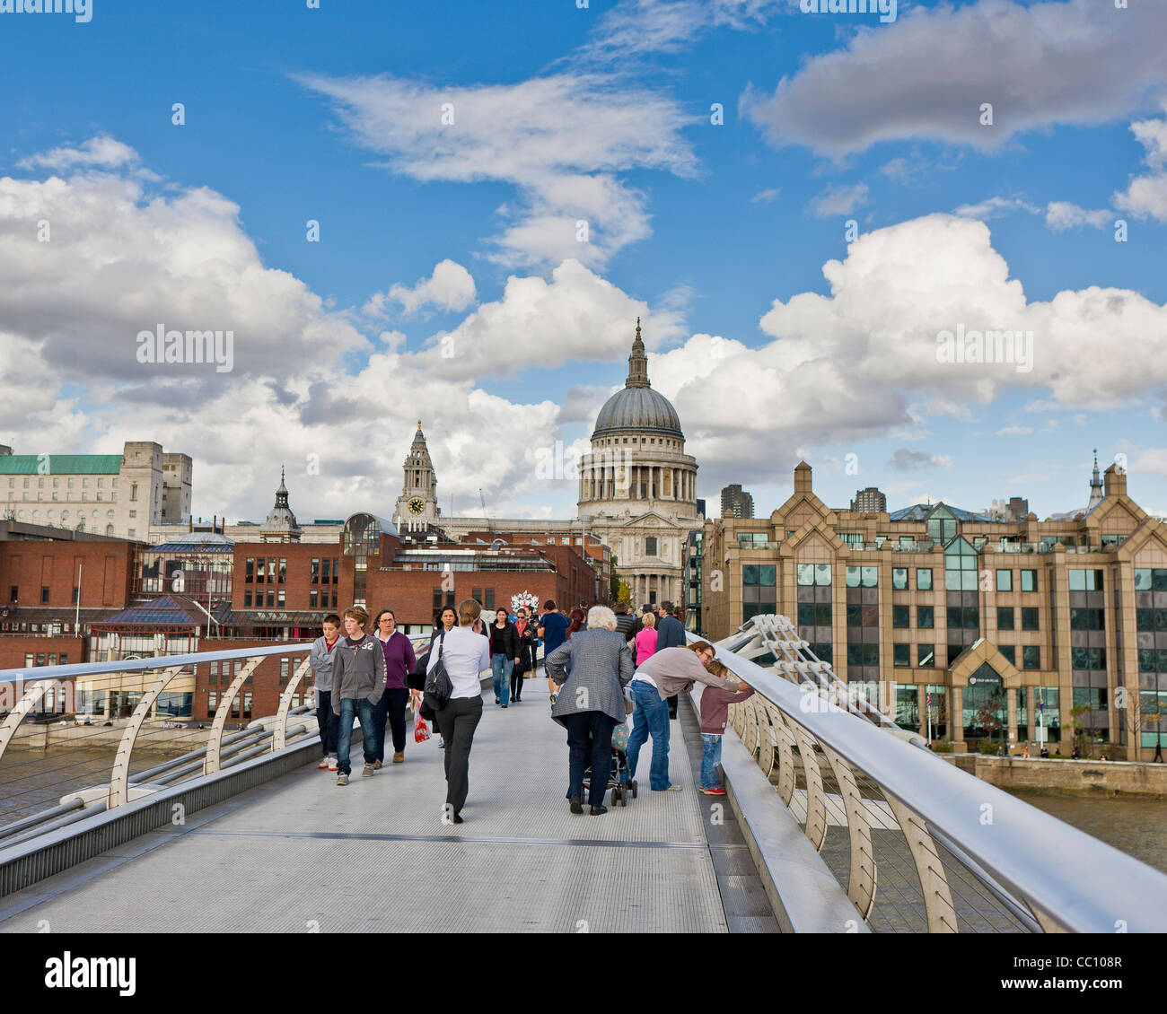 Millennium Bridge und St. Pauls Cathedral, London, UK Stockfoto