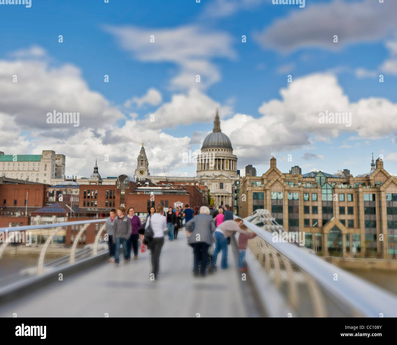 Millennium Bridge und St. Pauls Cathedral, London, UK Stockfoto