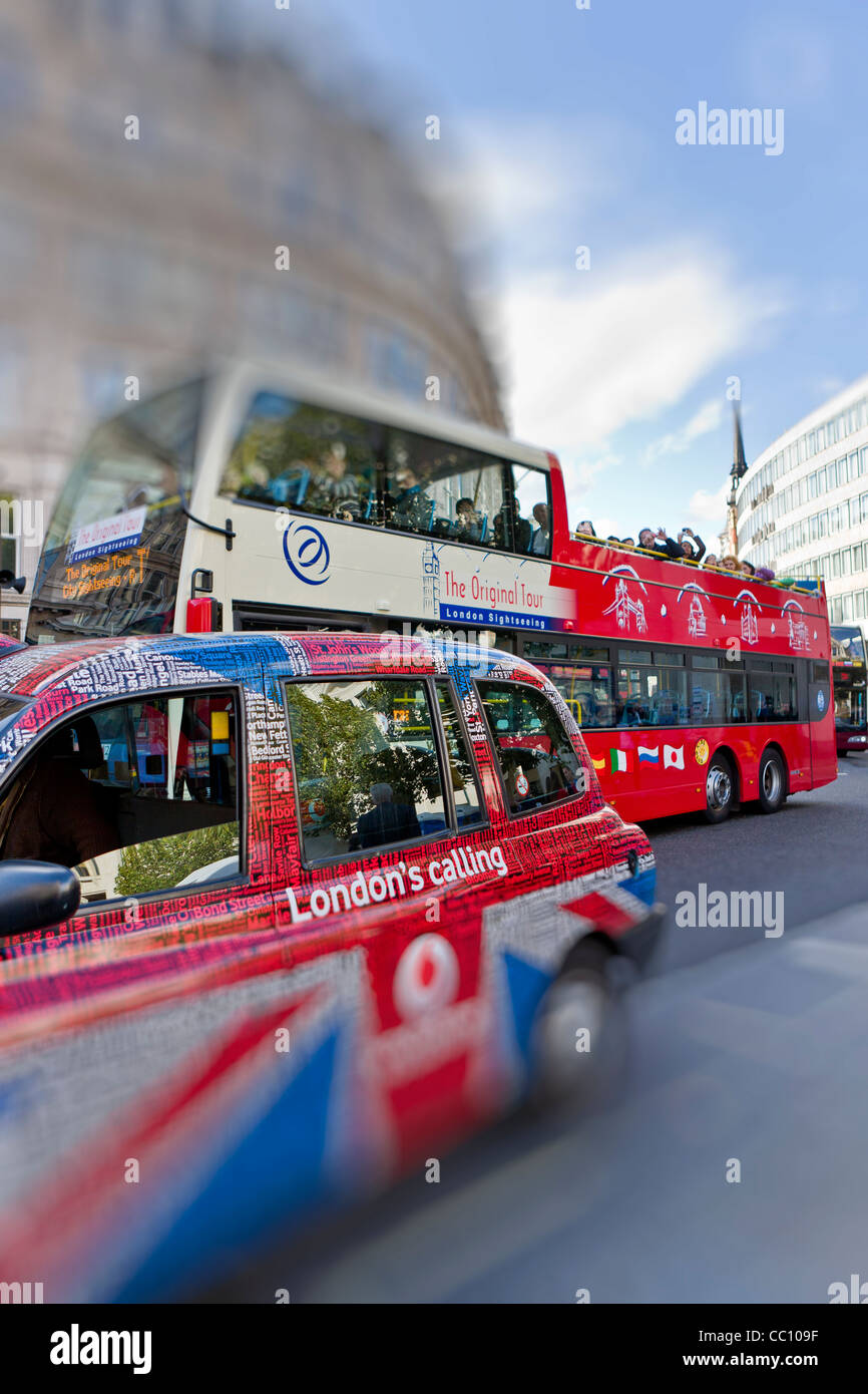 London Taxi Cab mit dem Union Jack Design bedeckt in Straßennamen, UK Stockfoto