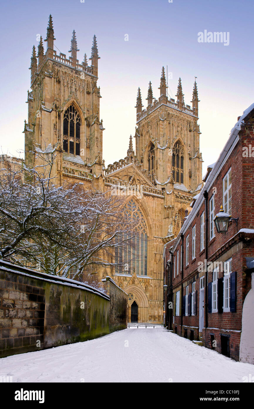 York Minster im Schnee von einem verlassenen Precentors Court aus gesehen Stockfoto