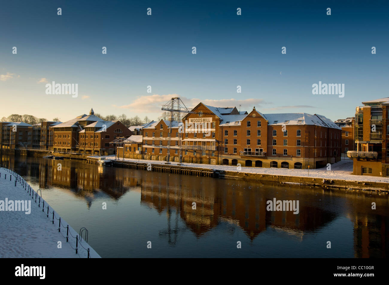 Blick über den Fluss Ouse in Richtung Queens Staith und das schneebedeckte Gebäude der Woods Mill in York. Stockfoto