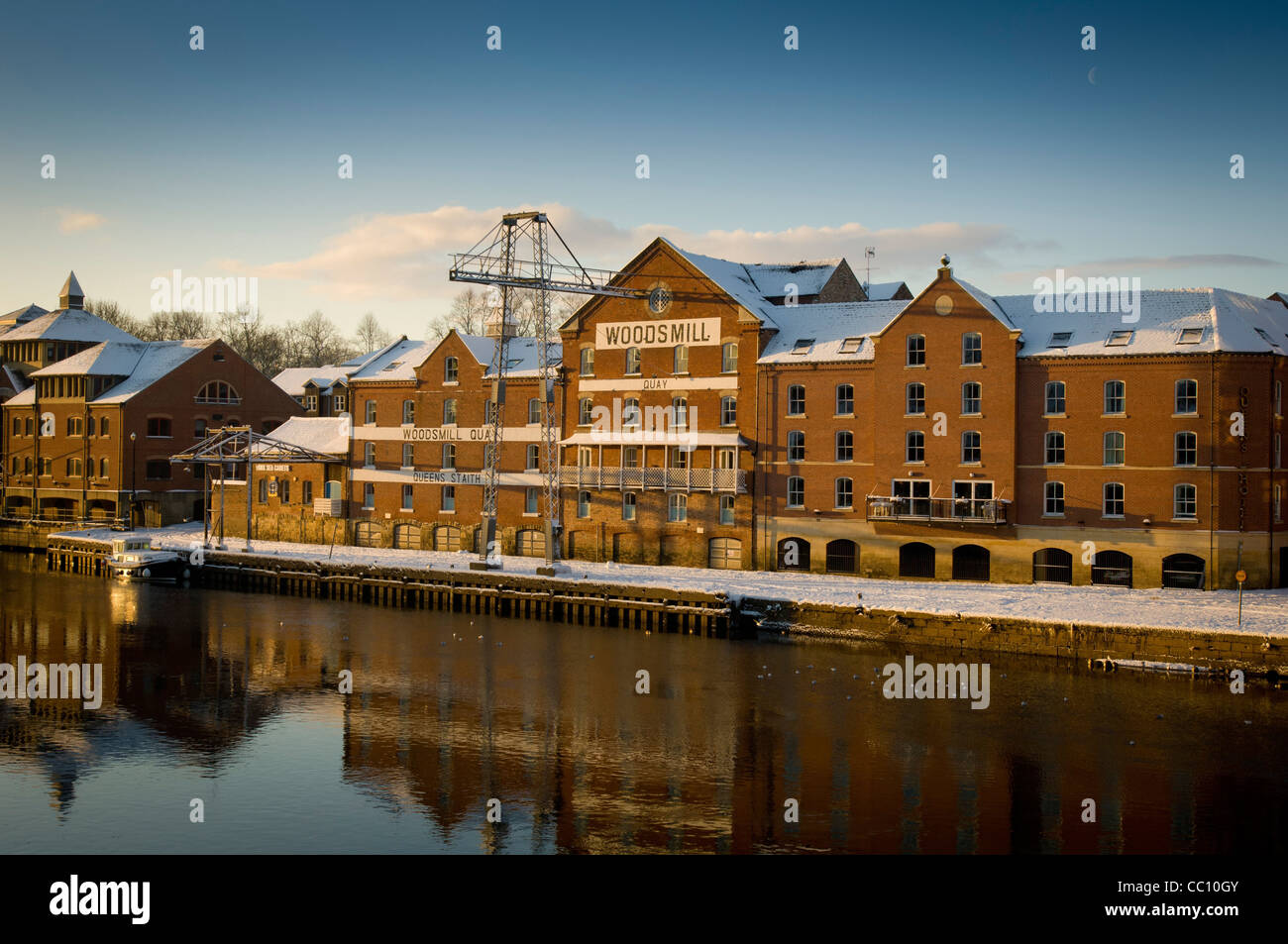 Blick über den Fluss Ouse in Richtung Queens Staith und das schneebedeckte Gebäude der Woods Mill in York. Stockfoto