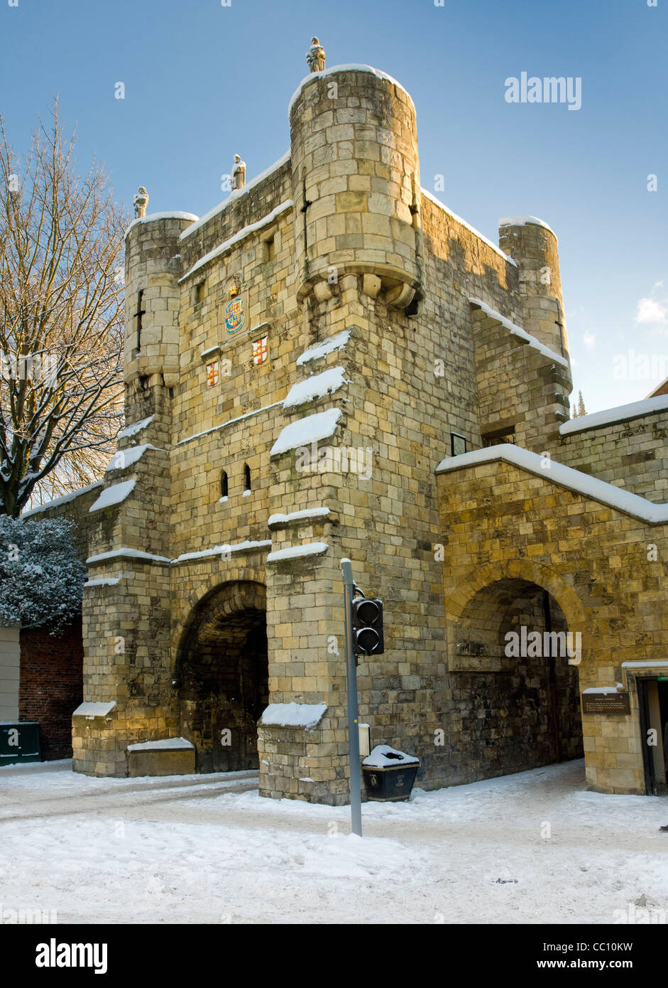 Bootham Bar nach einem heftigen Schneeschuss vom St Leonards Place in York. Stockfoto