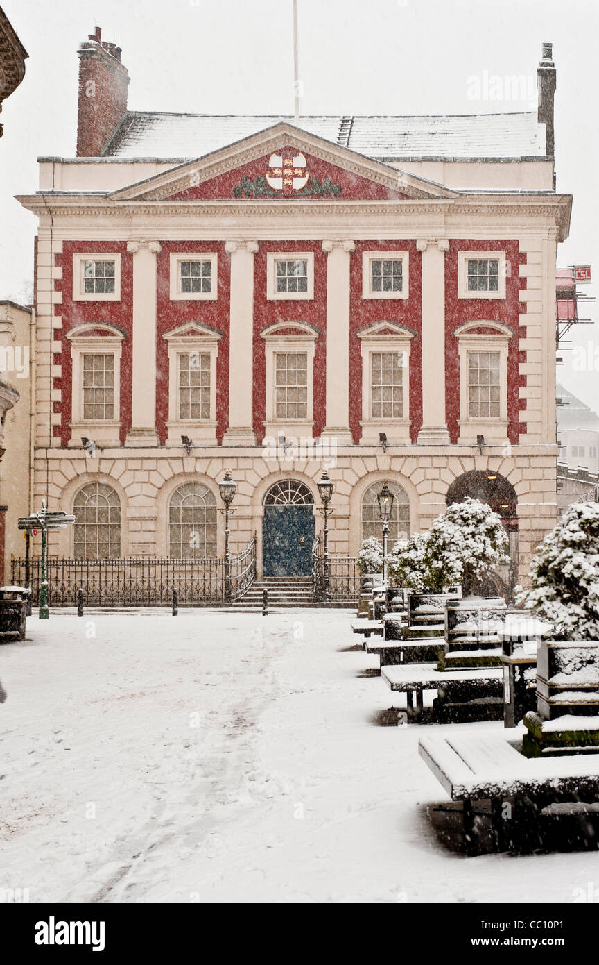 Das Herrenhaus in einem verlassenen St. Helen's Square York, in einem Schneeschauer. Stockfoto