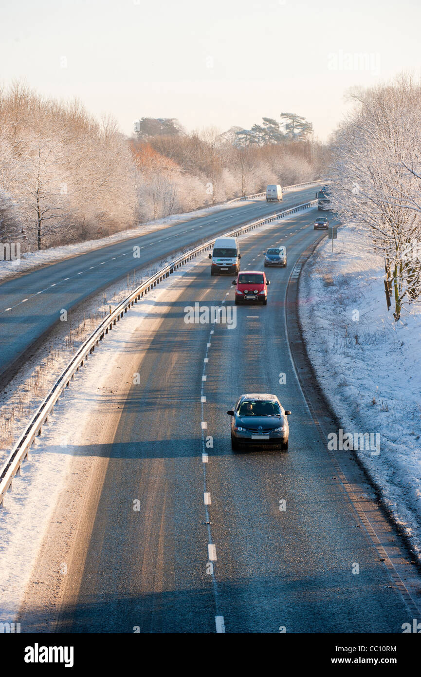 Autos, die auf Schnee unterwegs waren, haben die zweispurige Fahrbahn der A64 in York, Großbritannien, geräumt Stockfoto