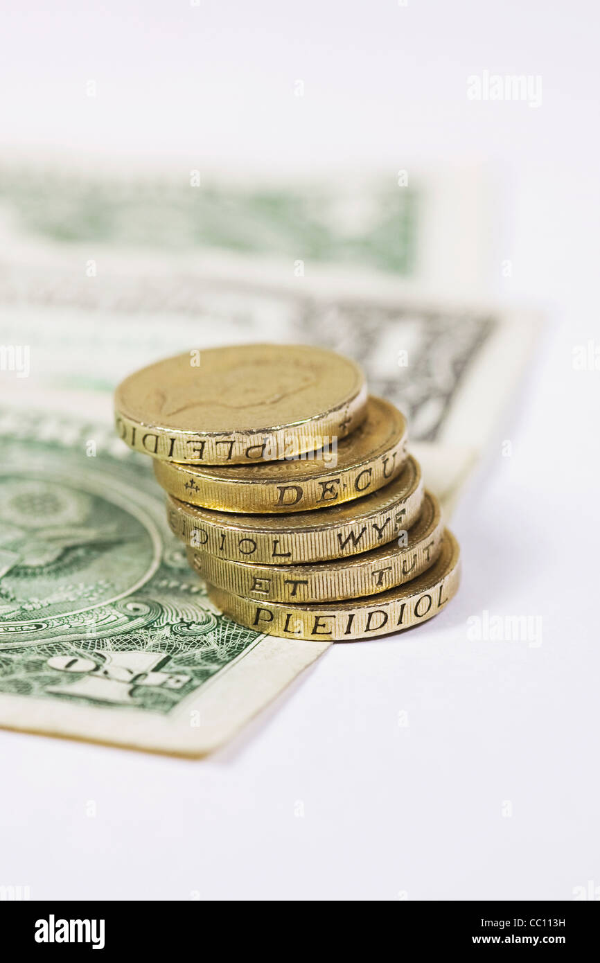 Der amerikanische Dollar und UK Pfund Münzen auf einem weißen Hintergrund. Stockfoto