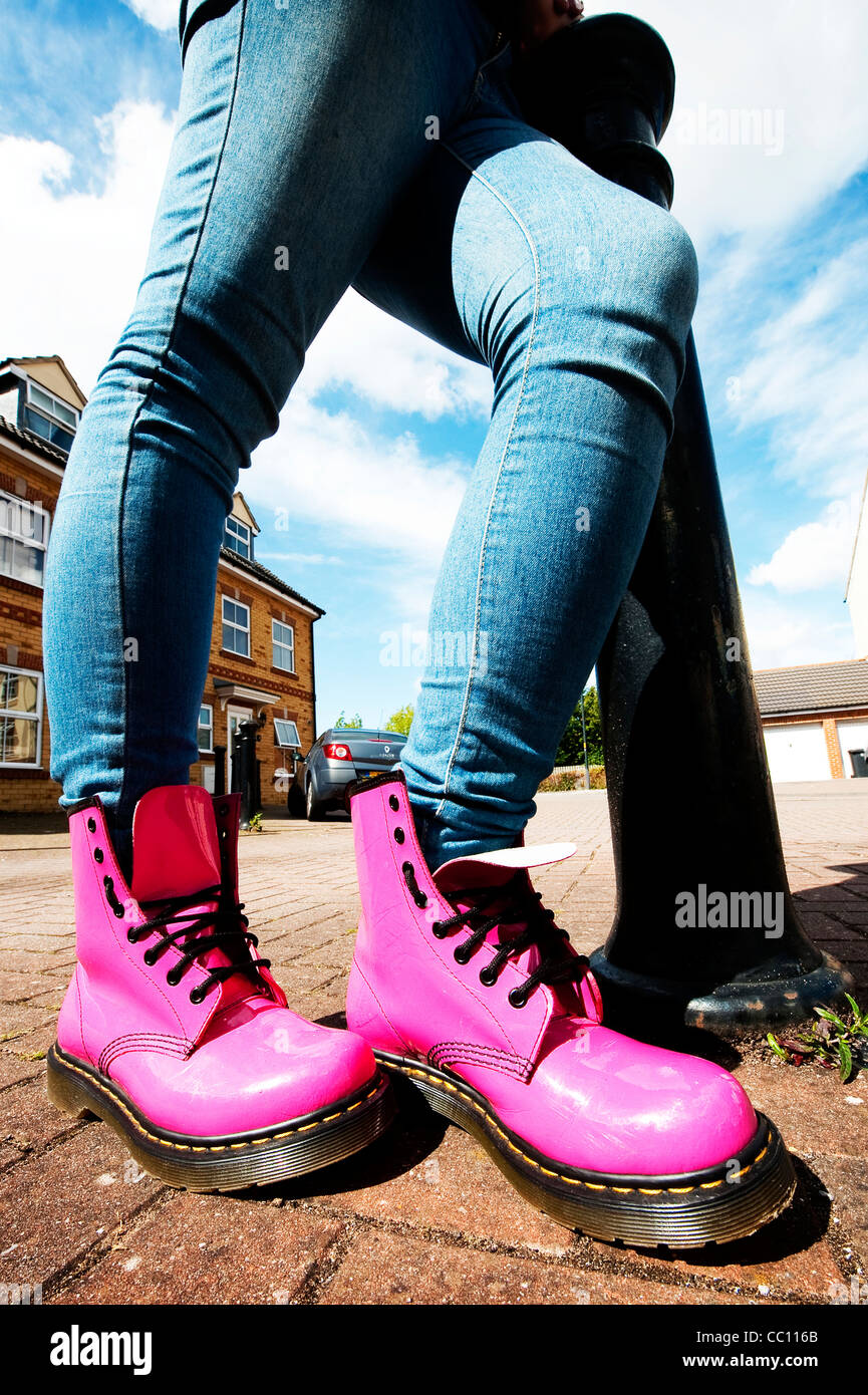 Nahaufnahme einer Dame tragen Jeans und helle Rosa Dr Martens Stil  Springerstiefel Stockfotografie - Alamy