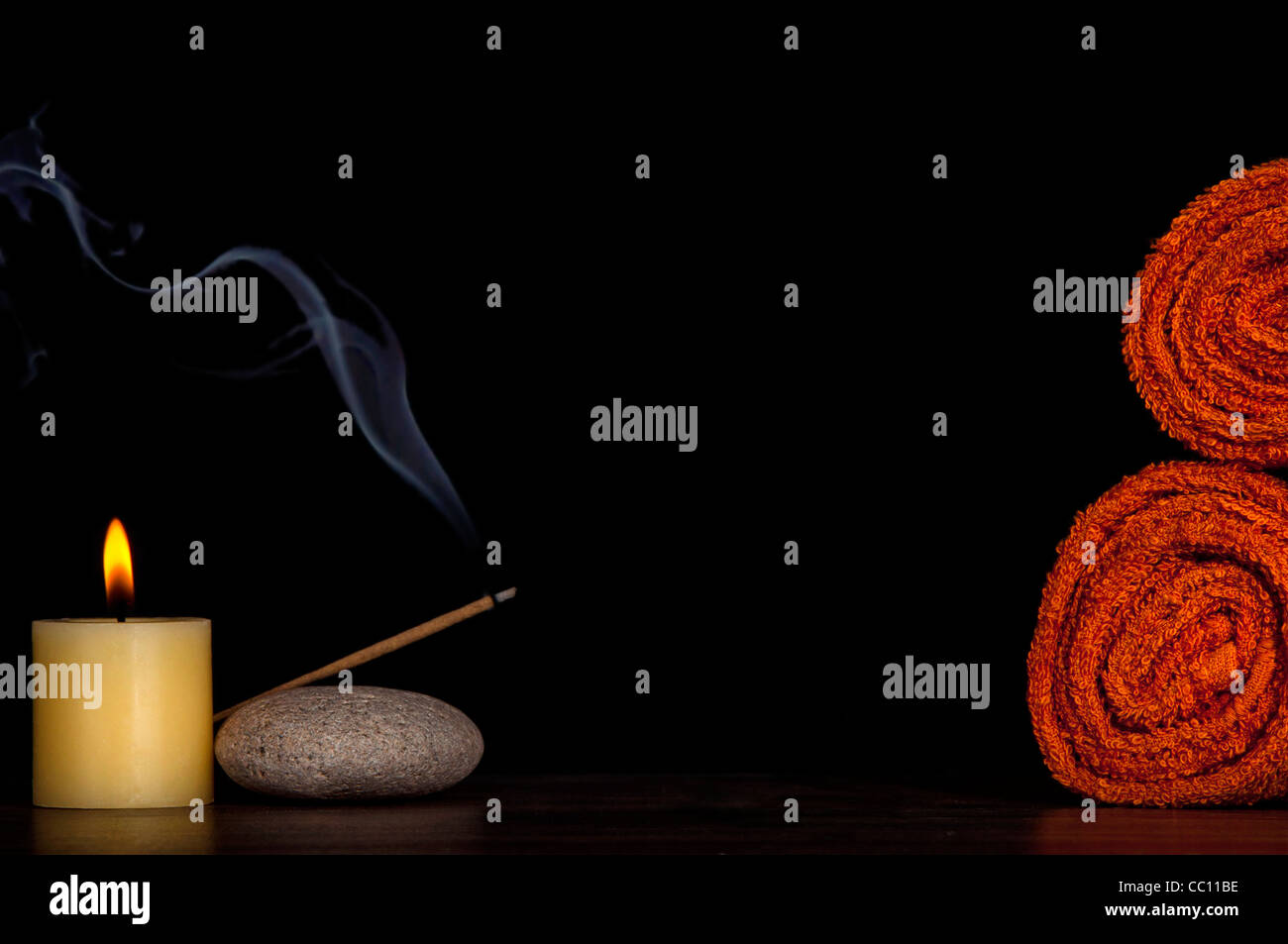 Spa-Konzept - Handtücher, Kerzen und Weihrauch stick über schwarz Stockfoto