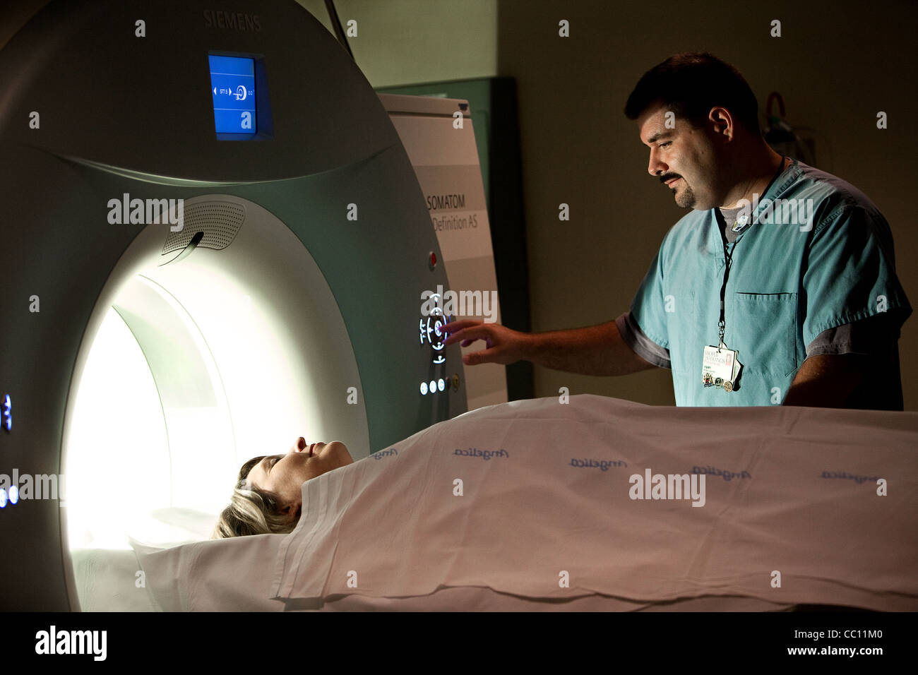 Tech bereitet ein Patient für einen Scan. Stockfoto