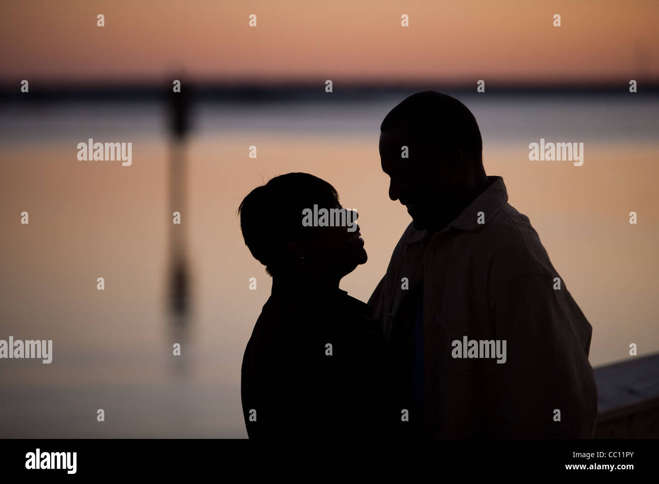 Paar genießt den Sonnenuntergang auf Shem Creek in Mount Pleasant, South Carolina. Stockfoto