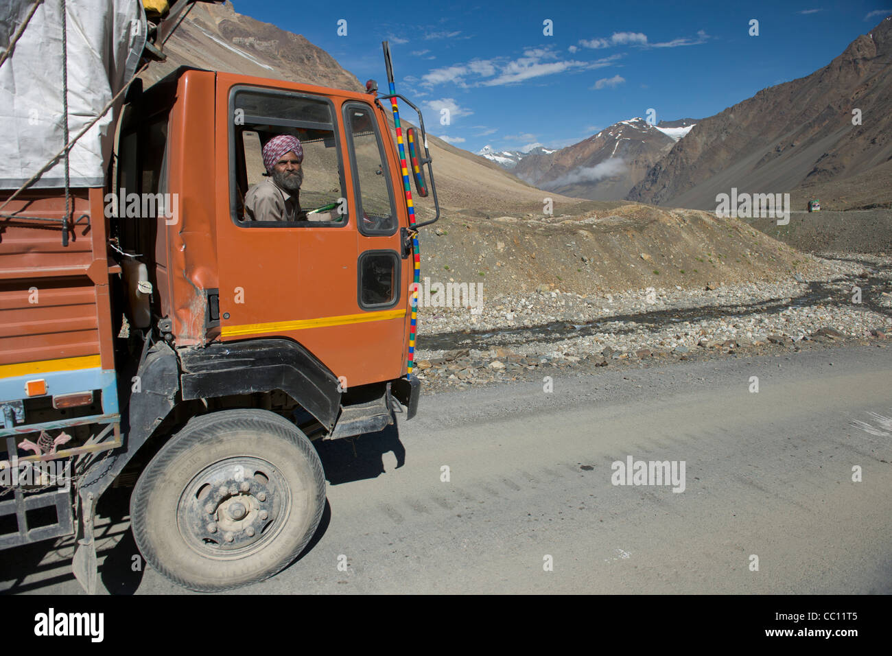 Turban LKW-Fahrer in seiner Kabine an der Manali-Leh Highway, Himachal Pradesh, Indien Stockfoto
