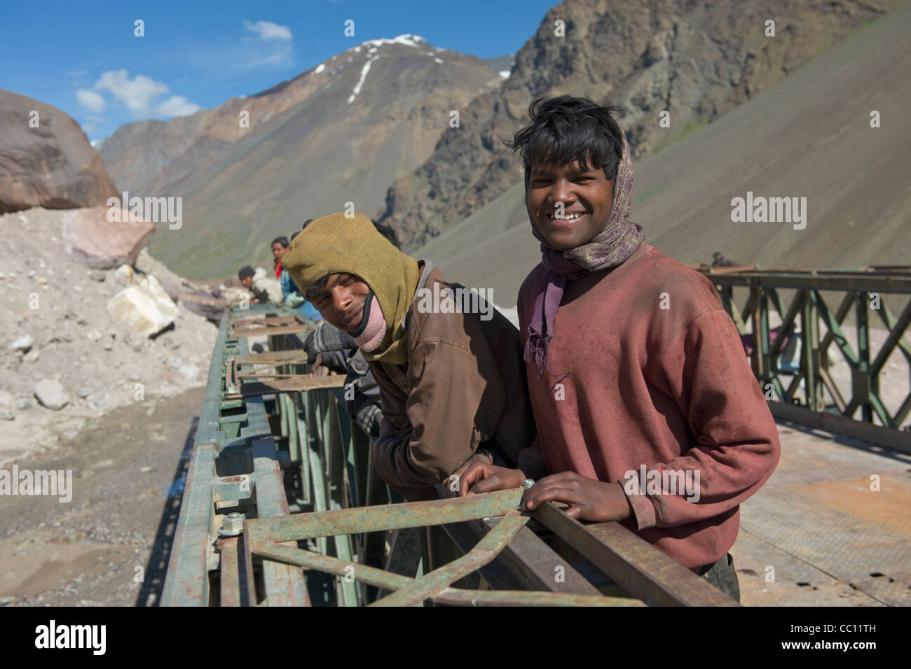 Straßenarbeiter ausbessern einer Bailey-Brücke an der Manali-Leh Highway, Himachal Pradesh, Indien Stockfoto