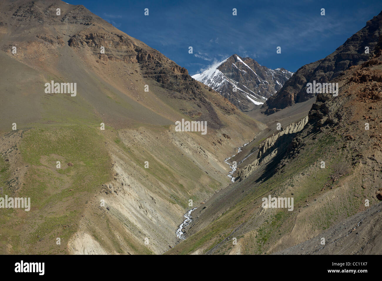 Schneebedeckte Berggipfel gesehen durch einen steilen Tal an der Manali-Leh Highway, Himachal Pradesh, Indien Stockfoto