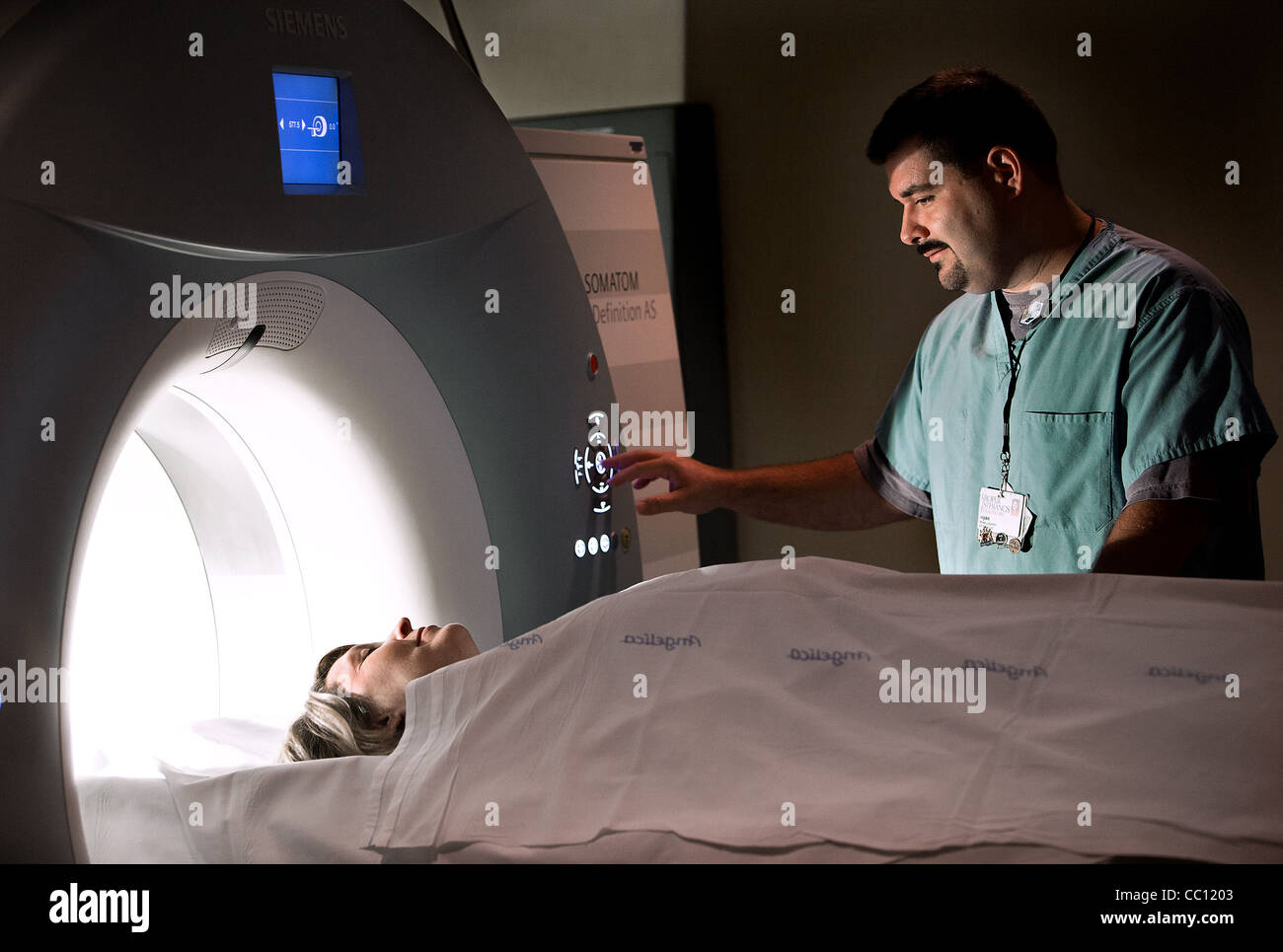 Eine Tech bereitet ein Patient für einen Scan. Stockfoto