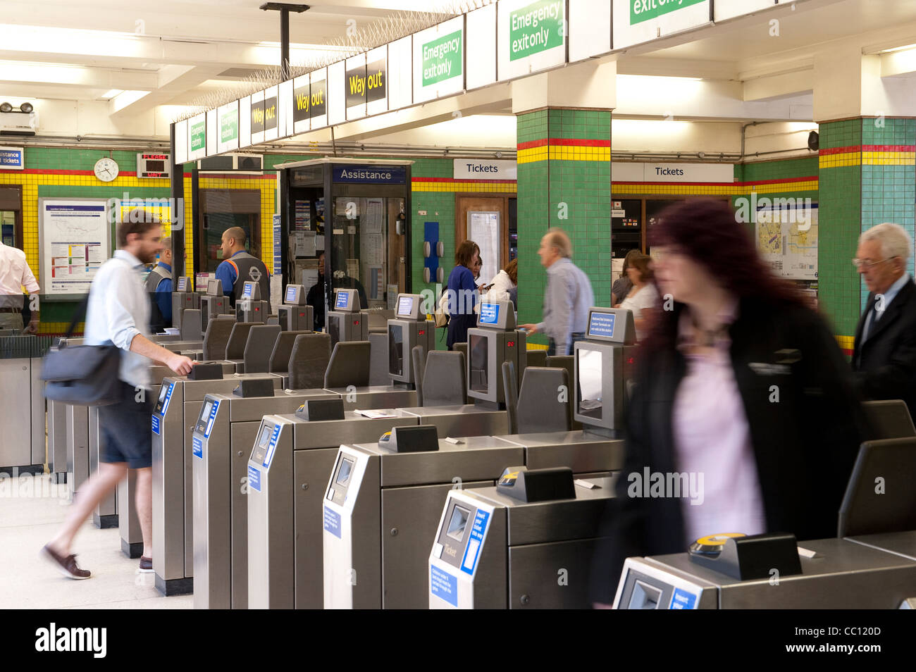 Passagiere mit Ticket Barrieren am Bahnhof in England. Stockfoto