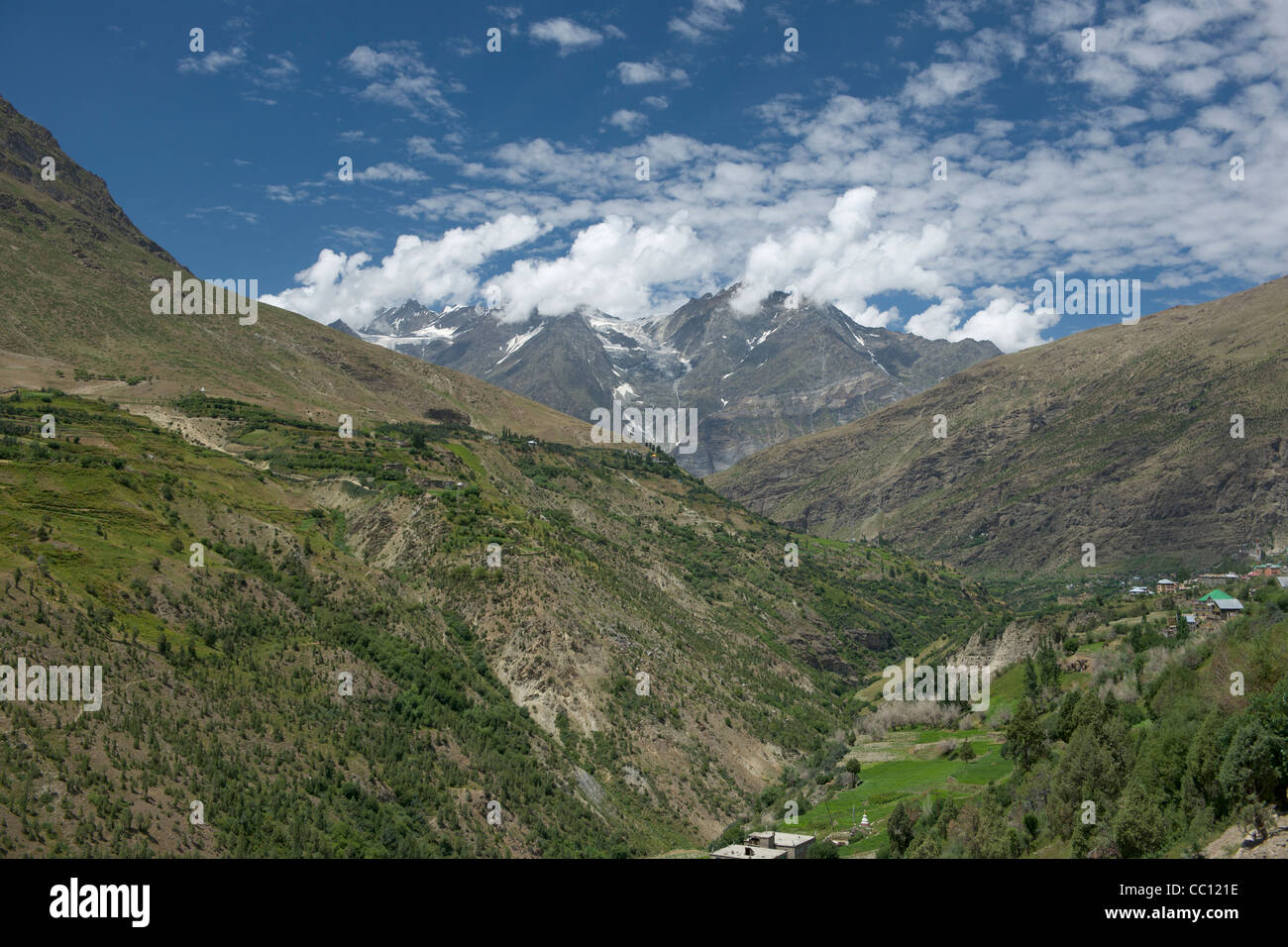 Dorf von Lapchang in einem fruchtbaren Tal mit schneebedeckten Berggipfeln hinter Manali-Leh Highway, Himachal Pradesh, Indien Stockfoto