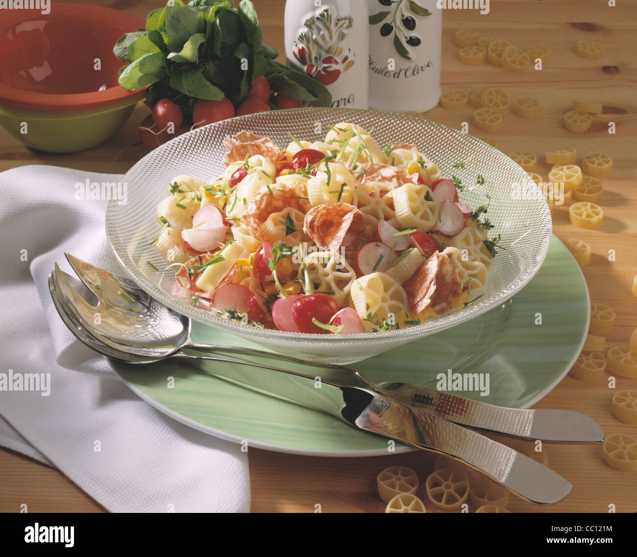 Nudelsalat mit Peperoni/Salami und Radieschen Stockfotografie - Alamy