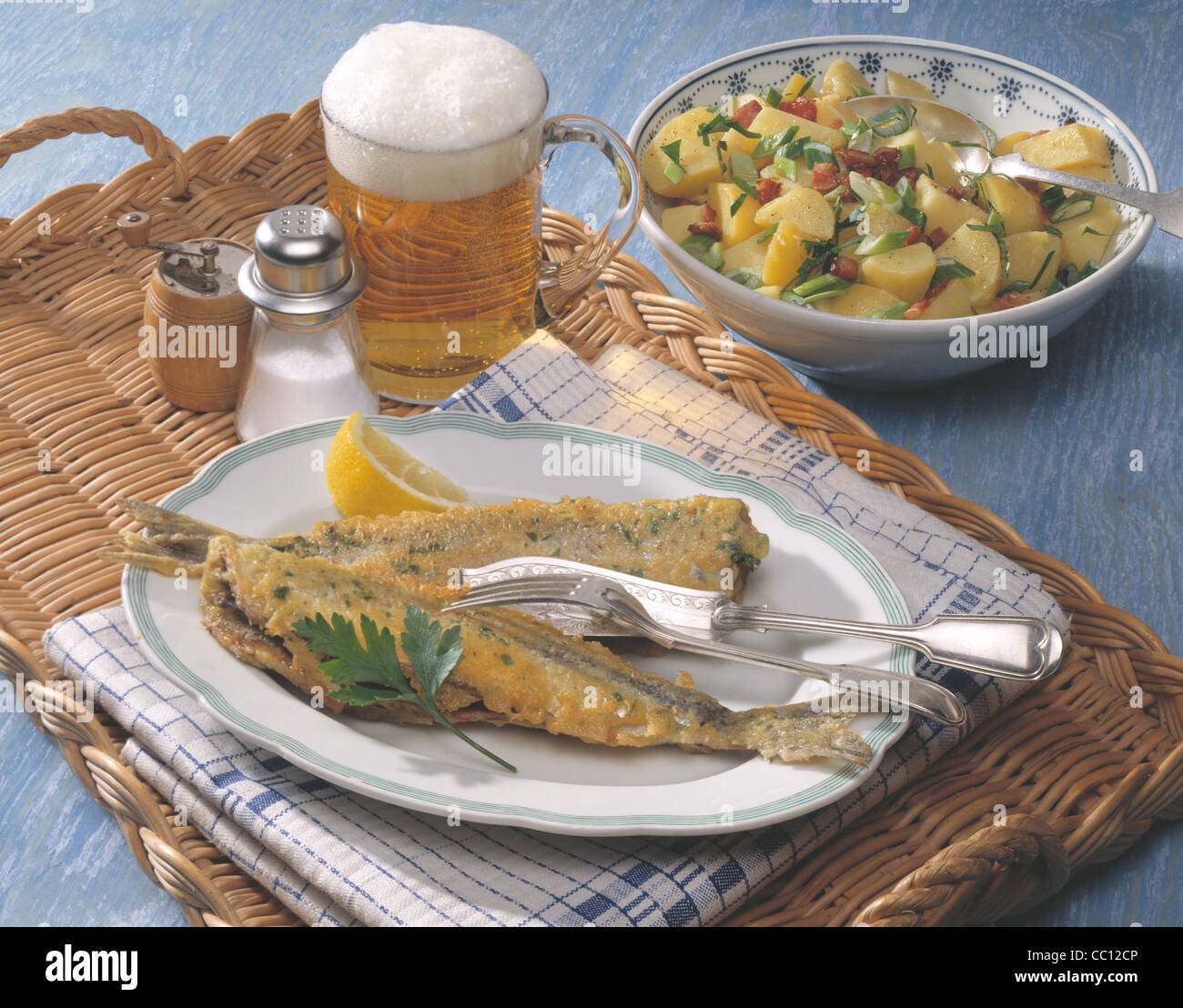 Gebratene frische Heringe mit Speck-Kartoffelsalat Stockfoto