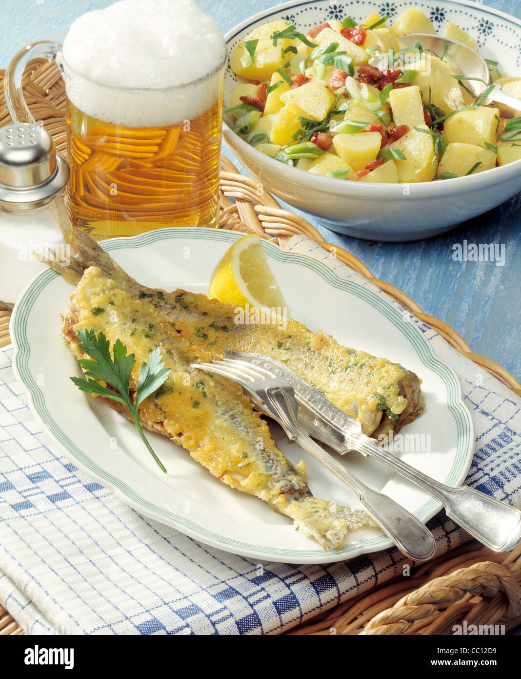 Gebratene frische Heringe mit Speck-Kartoffelsalat Stockfoto