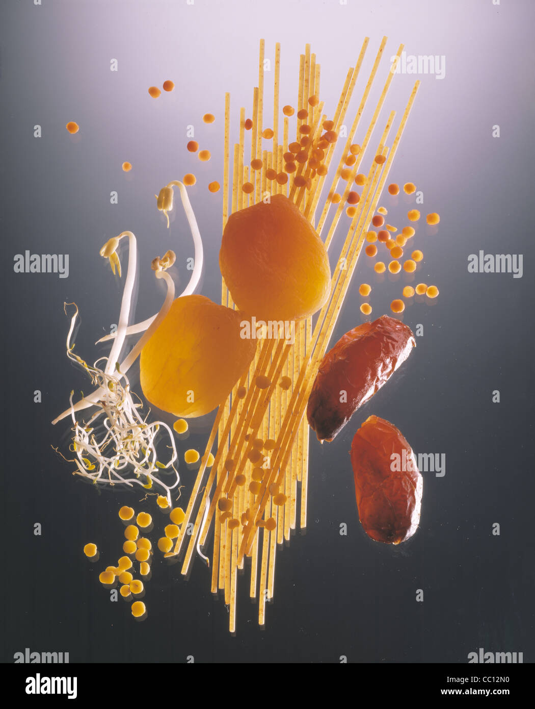 Trotzdem: 1. Spaghetti 2. roten und gelben Linsen 3. getrocknete Aprikosen 4. Termine 5. Mais 6. Soja Sprossen Stockfoto