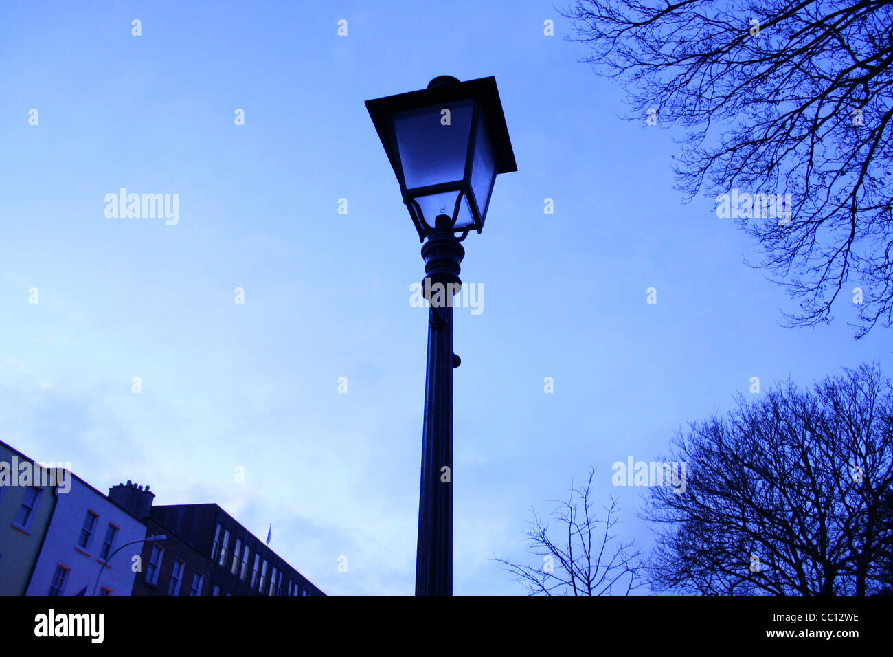 Straße Laterne in Dublin an einem Winterabend Stockfoto