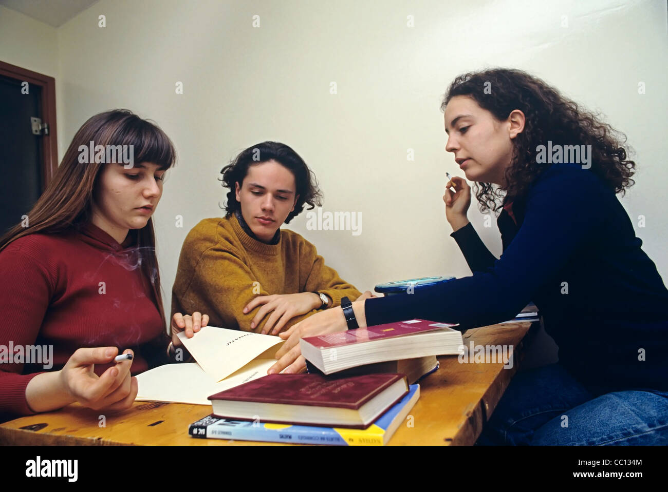 Studenten zu überarbeiten und Rauchen In der Universität von Lyon, Frankreich Stockfoto