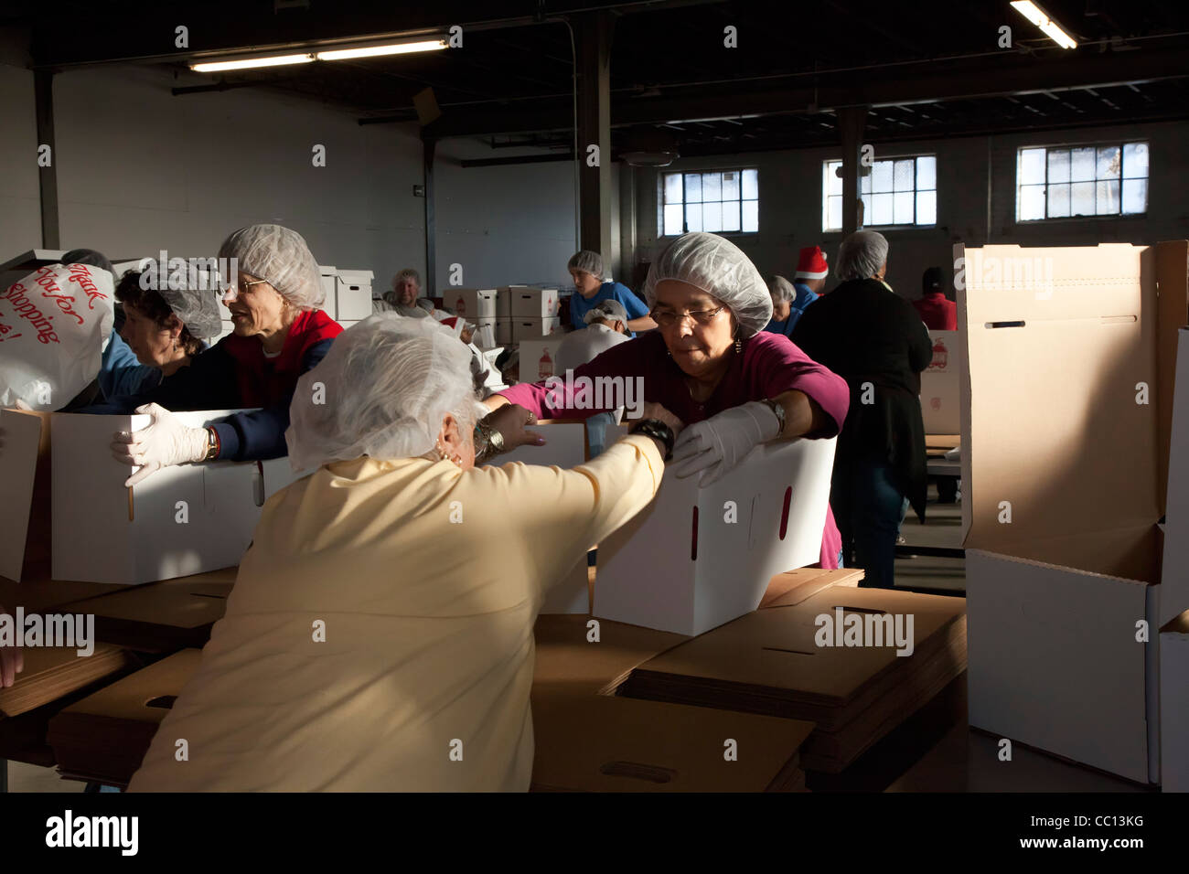 Freiwillige Boxen zusammen Weihnachten Mahlzeiten für homebound Senioren zu packen Stockfoto