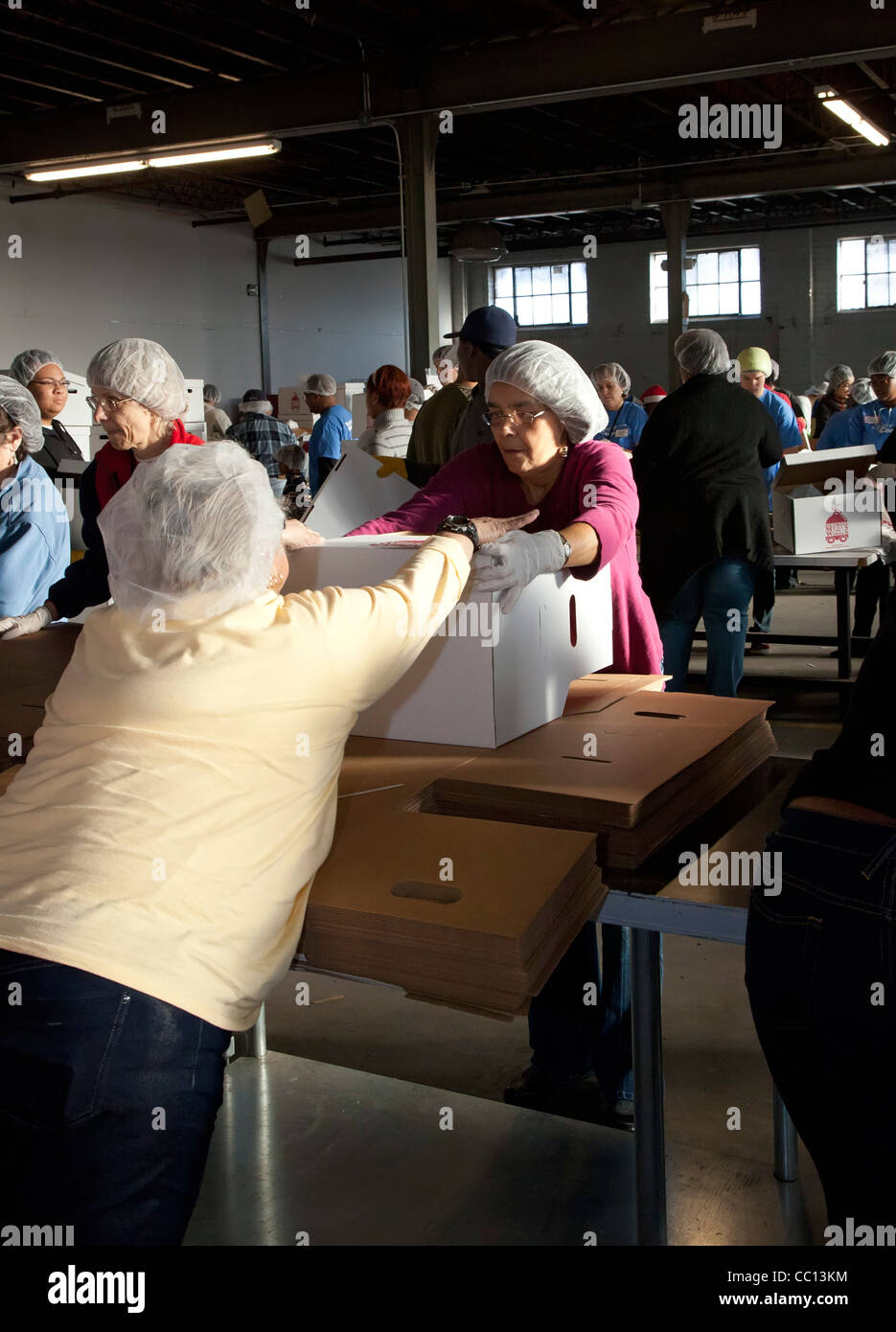 Freiwillige Boxen zusammen Weihnachten Mahlzeiten für homebound Senioren zu packen Stockfoto