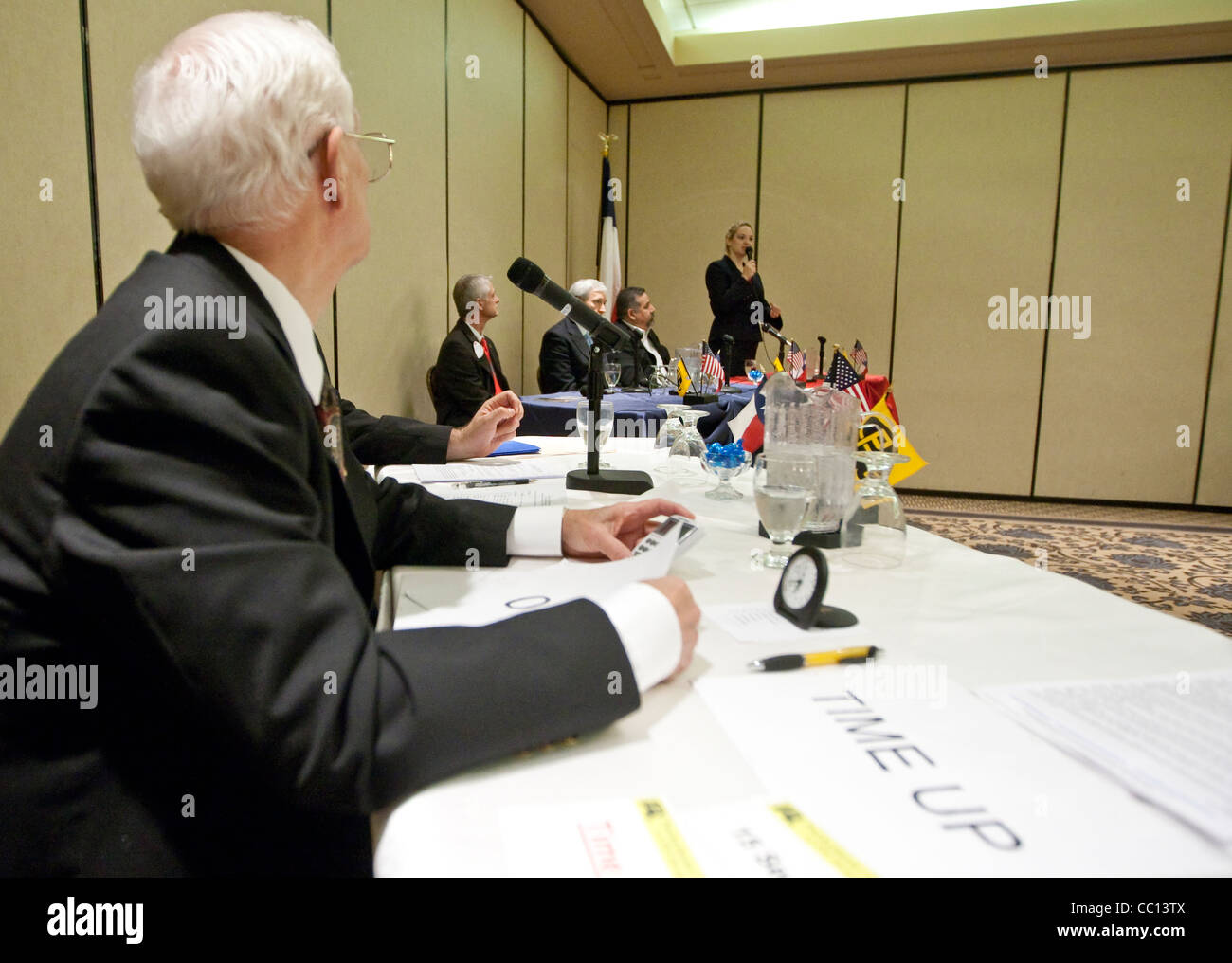 Ältere Anglo männlich, den Überblick über Zeit, mit jedem Senat politische Kandidaten-Debatte in Houston, Texas zu sprechen Stockfoto
