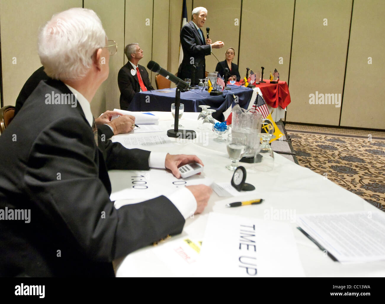 Ältere Anglo männlich, den Überblick über Zeit, mit jedem Senat politische Kandidaten-Debatte in Houston, Texas zu sprechen Stockfoto