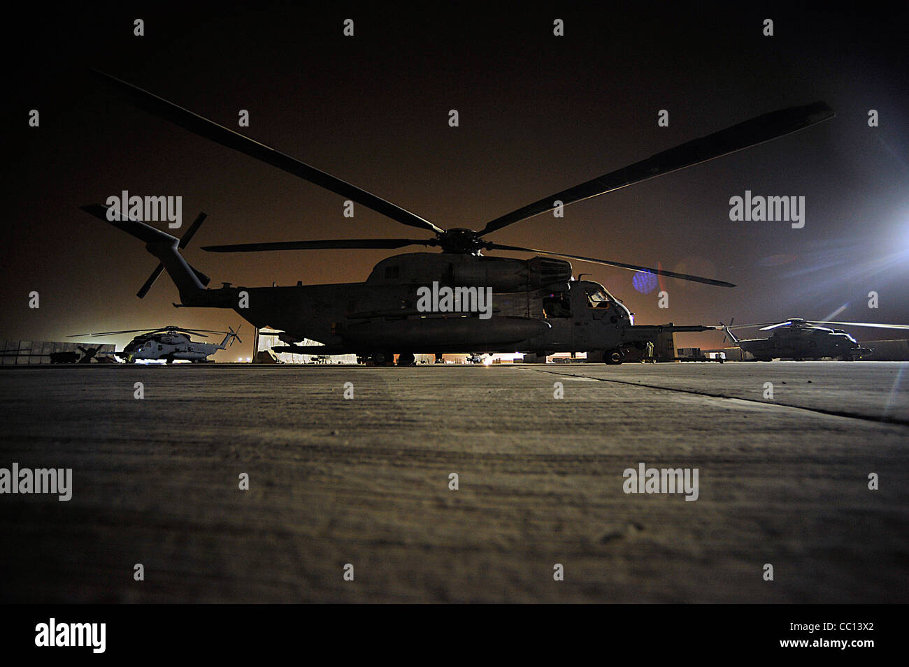 MH-53 Pave Tiefs aus dem 20. Expeditionary Special Operations Squadron sitzen auf dem Asphalt vor der letzten Kampfmission der Hubschrauber im Irak am 27. September. Die MH-53 geht nach fast 40 Jahren Dienst an der Luftwaffe in den Ruhestand. Stockfoto