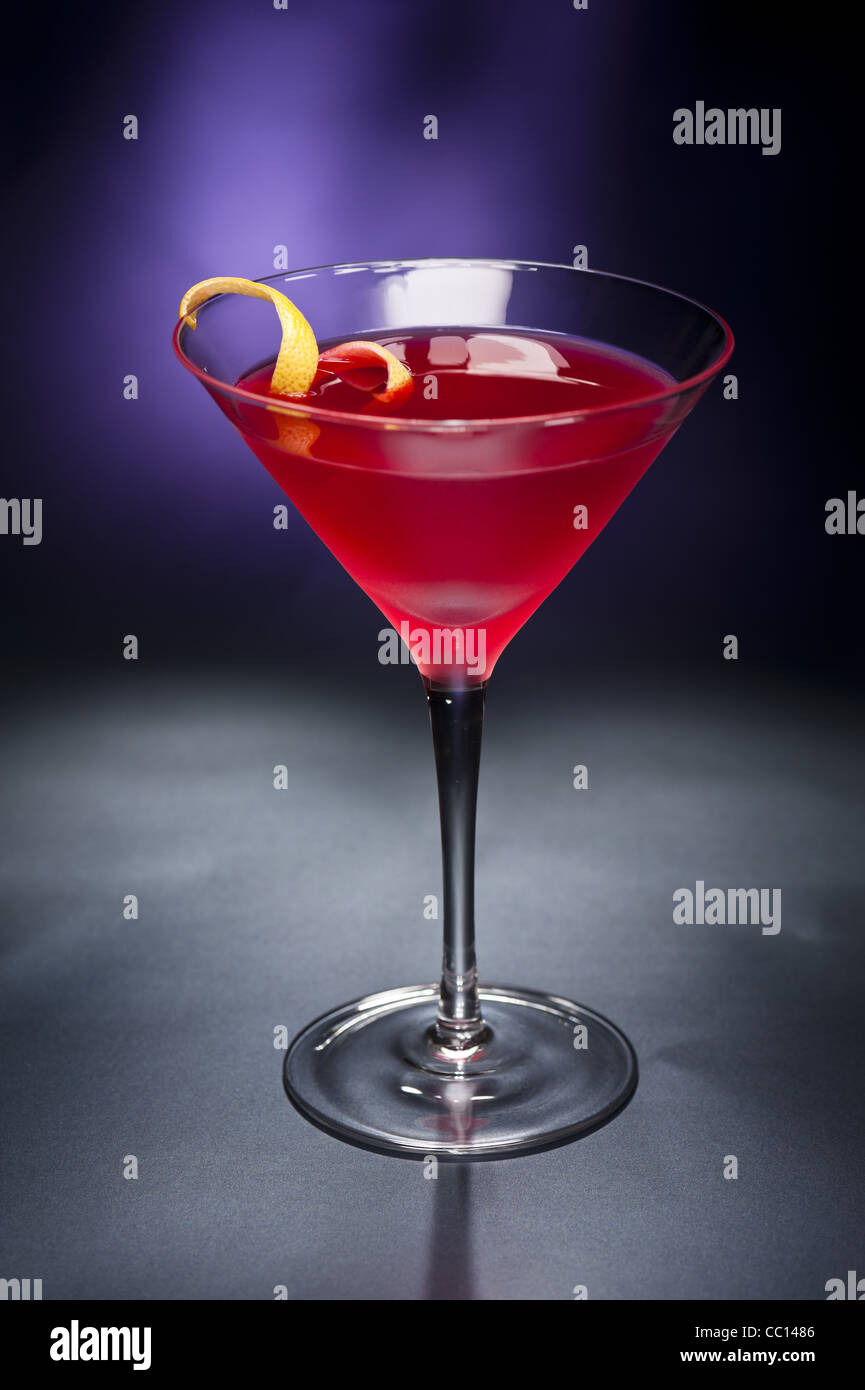 Cosmopolitan Cocktail mit Zitrone garniert Stockfoto