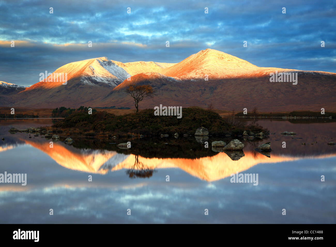 Schneebedeckte schwarz montieren auf Rannoch Moor, Highland Region, Schottland Stockfoto