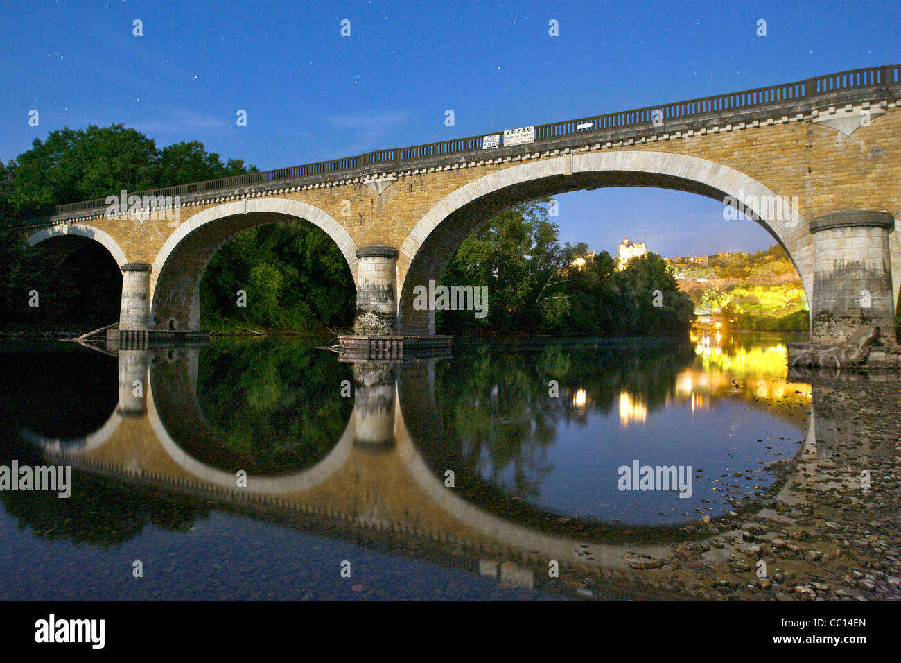 Nacht, Mondschein-Blick auf eine alte Brücke über den Fluss Dordogne, in der Nähe von Beynac in der Dordogne-Region des Südwestens Frankreich. Stockfoto
