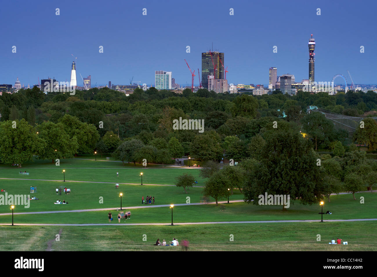 Abenddämmerung Blick auf die Skyline von London von Primrose Hill zeigt der BT Tower und das London Eye. Stockfoto