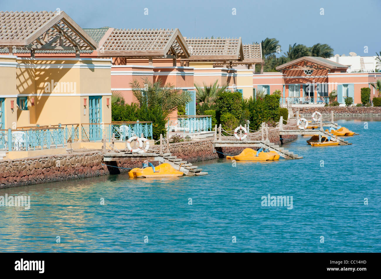 Luxus Urlaub Bungalows am Wasser vom Fluss in einem tropischen resort Stockfoto