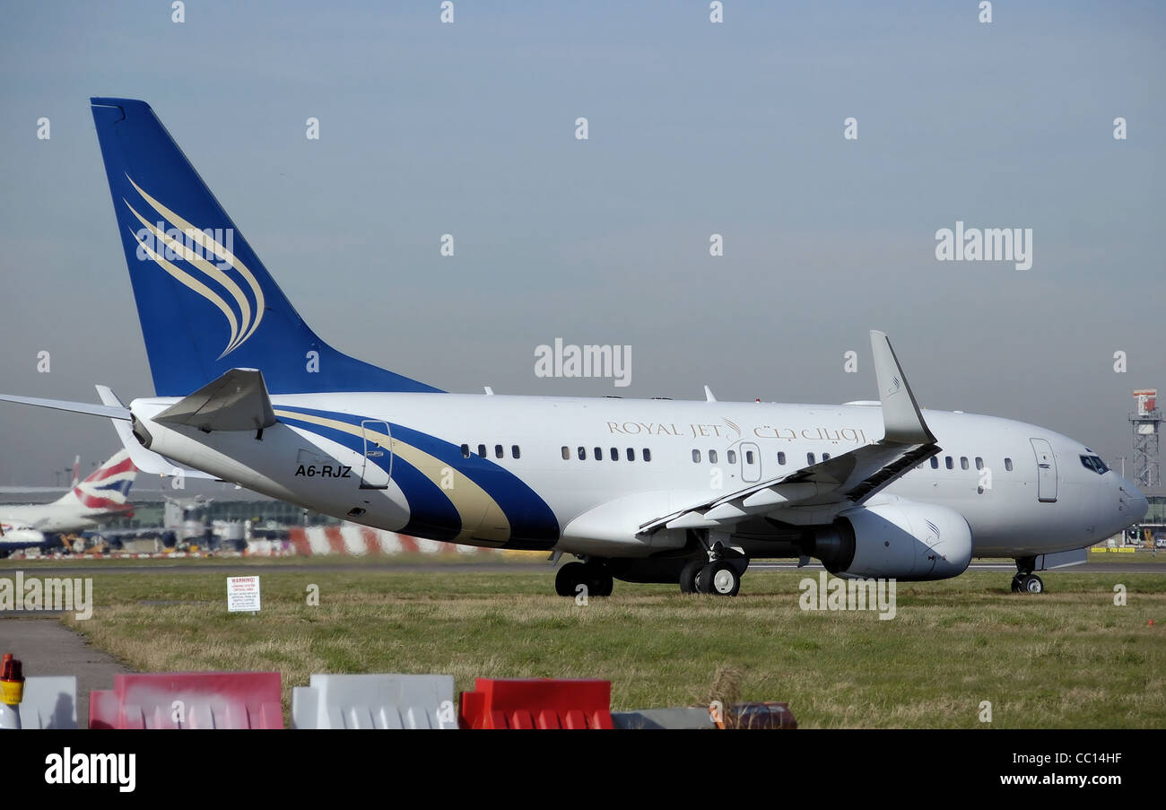Royal jet boeing 737 700 bbj a6 rjz taxis am flughafen london heathrow ...