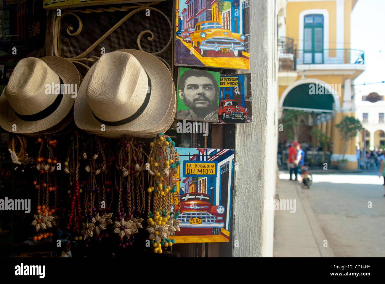 Hüte und Souvenirs wie Bilder von Che Guevara und La Bodeguida Del Medio verkauft in Havanna. Stockfoto