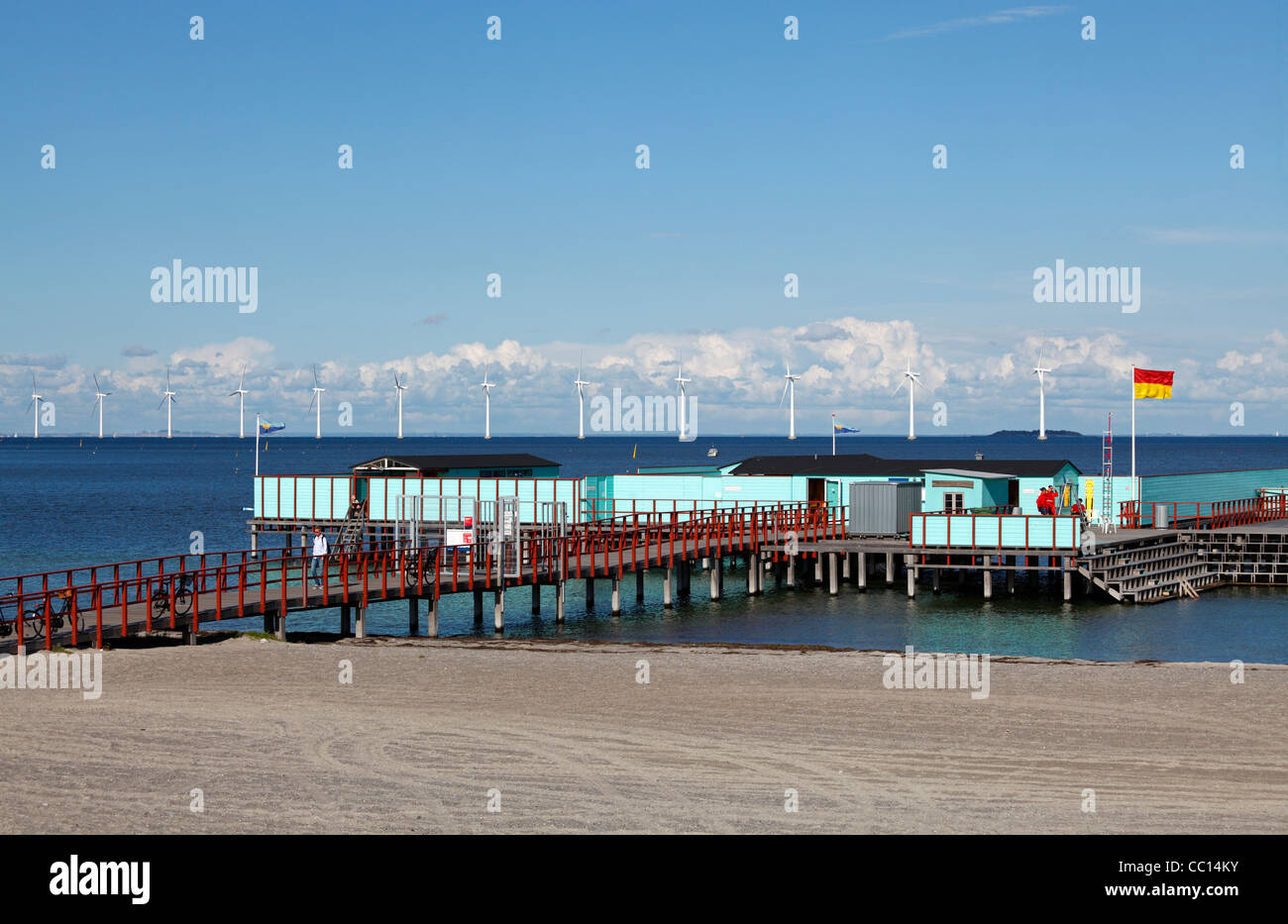 Helgoland öffentliche Bäder am Strand der Insel Amager, Teil von Kopenhagen, an einem Sommertag. Der Windturbinenpark Middelgrunden im Sound Øresund. Stockfoto
