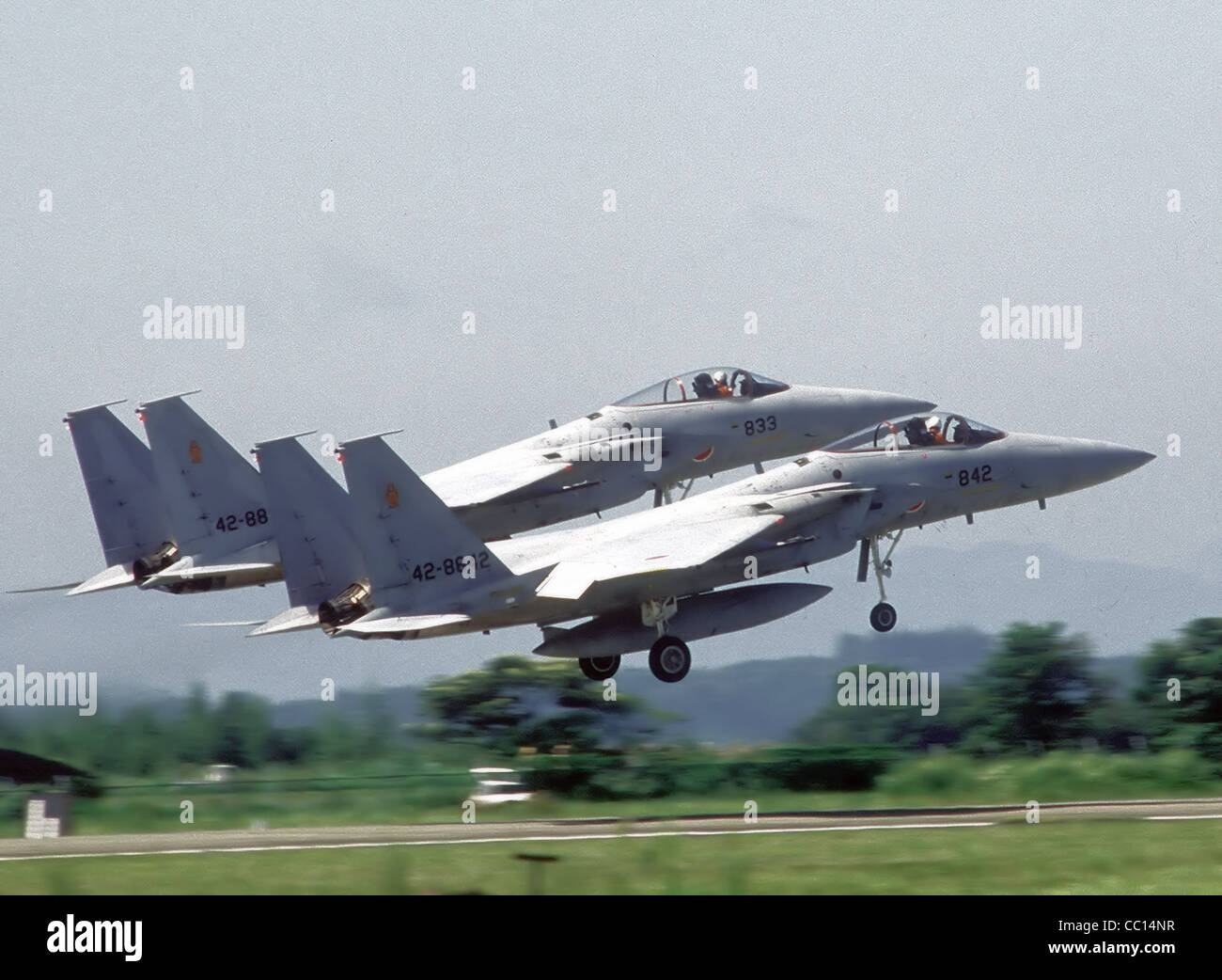 Zwei F-15J Eagle Flugzeuge der 202. Tactical Fighter Squadron, Japanese Air Self Defense Force (JASDF), starten in Formation während der gemeinsamen US/Japan Übung Cope North 85-4. ORT: NYUTABARU AIR BASE, KYASHU JAPAN (JPN) Stockfoto