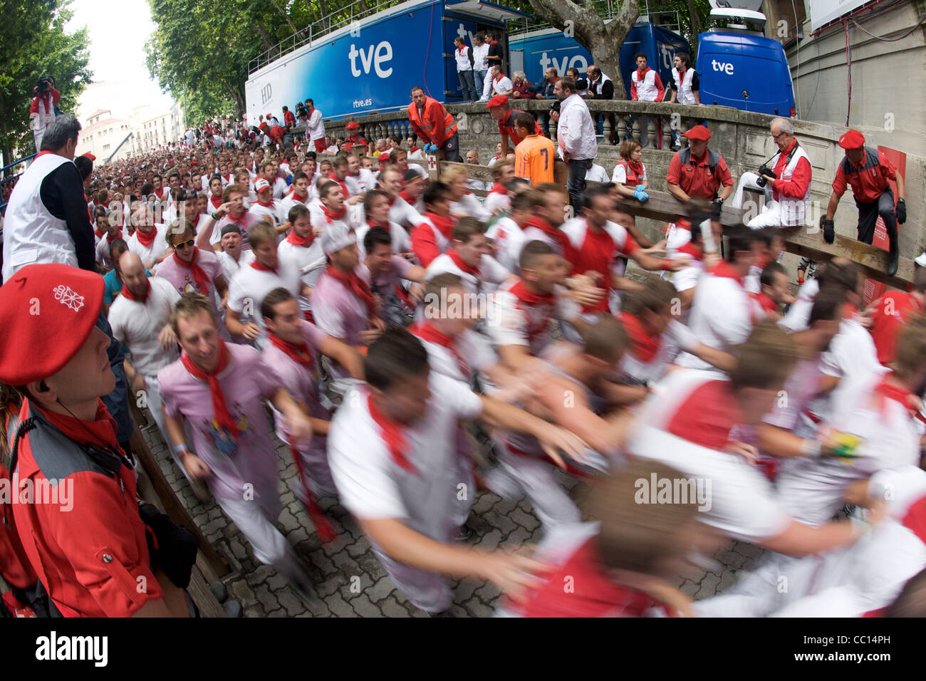 Massen der Encierro (Bull Run) einfahren, während des Festivals von San Fermin (aka das laufen der Stiere) in Pamplona, Spanien. Stockfoto