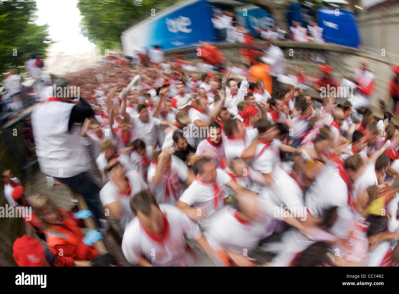 Massen der Encierro (Bull Run) einfahren, während des Festivals von San Fermin (aka das laufen der Stiere) in Pamplona, Spanien. Stockfoto